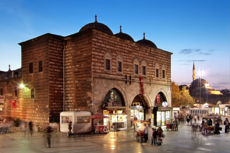 Wandering Around Eminönü with the Scent of Simit (Turkish Bagel)
