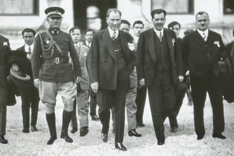 Atatürk ve sivil ile asker kişiler