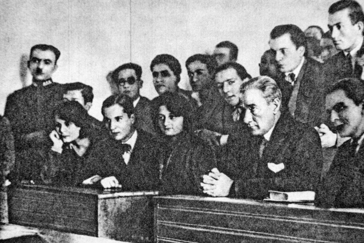 Atatürk öğrenciler ile birlikte derste