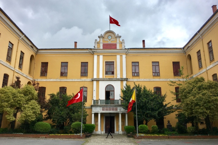 Tarihî Galatasaray Hamamı ve Galatasaray Lisesi