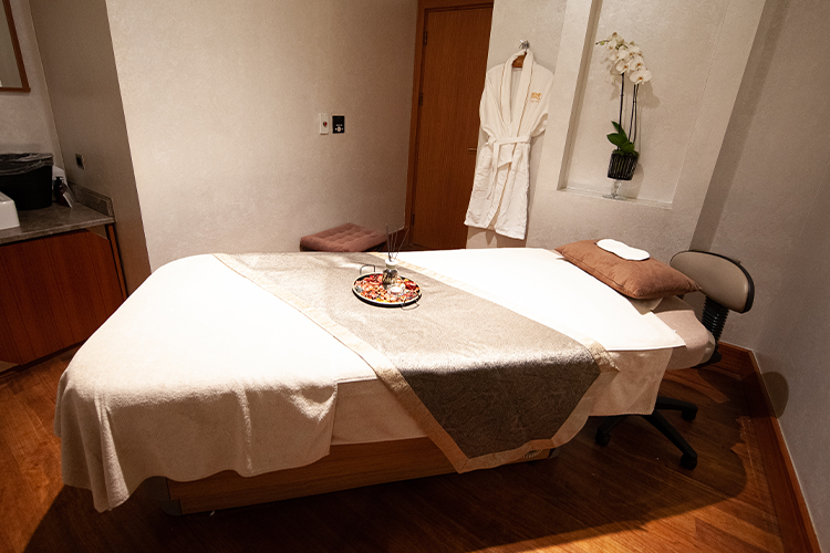 Experience the Therapeutic Effects of Massage Oils at Pera Palace Spa!