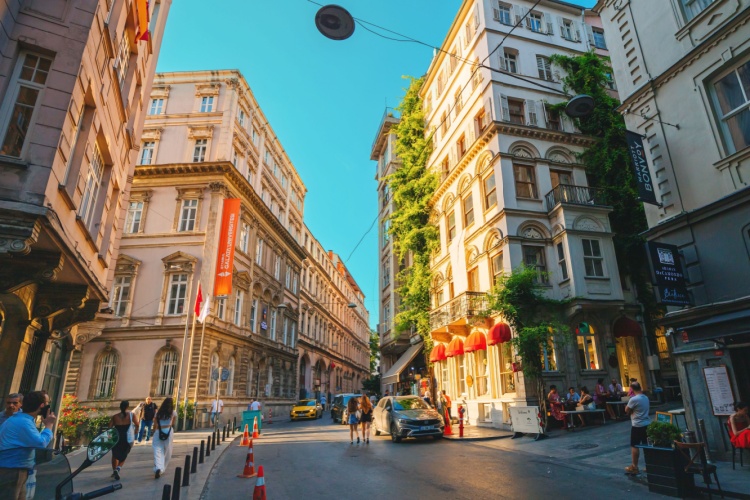 Pera’nın Dar Sokaklarında Kültürel Bir Tur