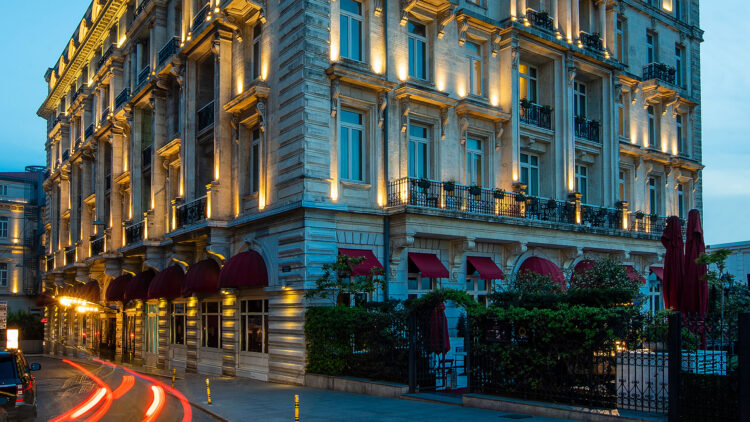 Yürüyüşünüzü Pera Palace Hotel Deneyimiyle Tamamlayın