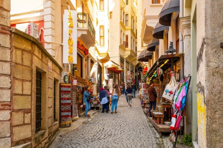 Alternative Routes in the Footsteps of Art and Literature
